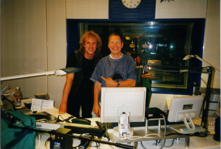 Uwe Janssen mit der ehemaligen SWF 3-Ikone Ferdinand Keller nach dem Feature bei SWF 1 in  Baden-Baden am 30. Mai 1998